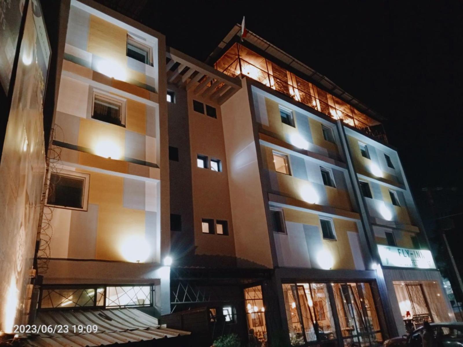 Fly Inn Madagascar: Airport-Adjacent with 24/7 Free Shuttle Ivato  Exterior photo